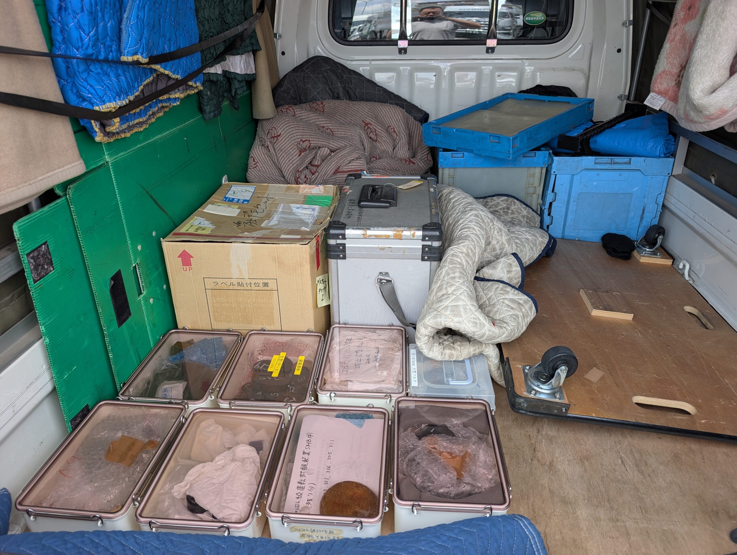 車両内に積み込まれた研究資材