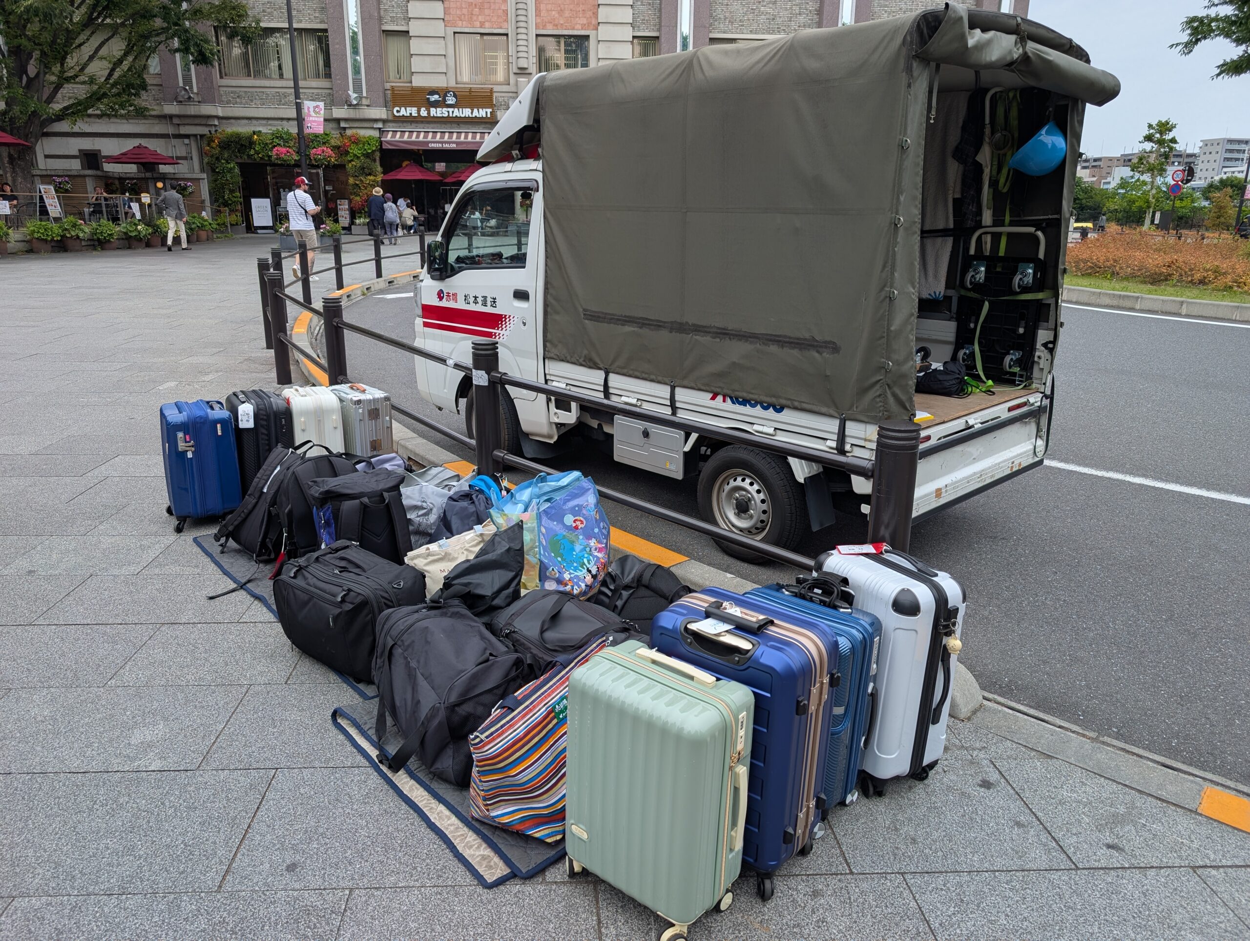 上野駅で並べられたカバン""