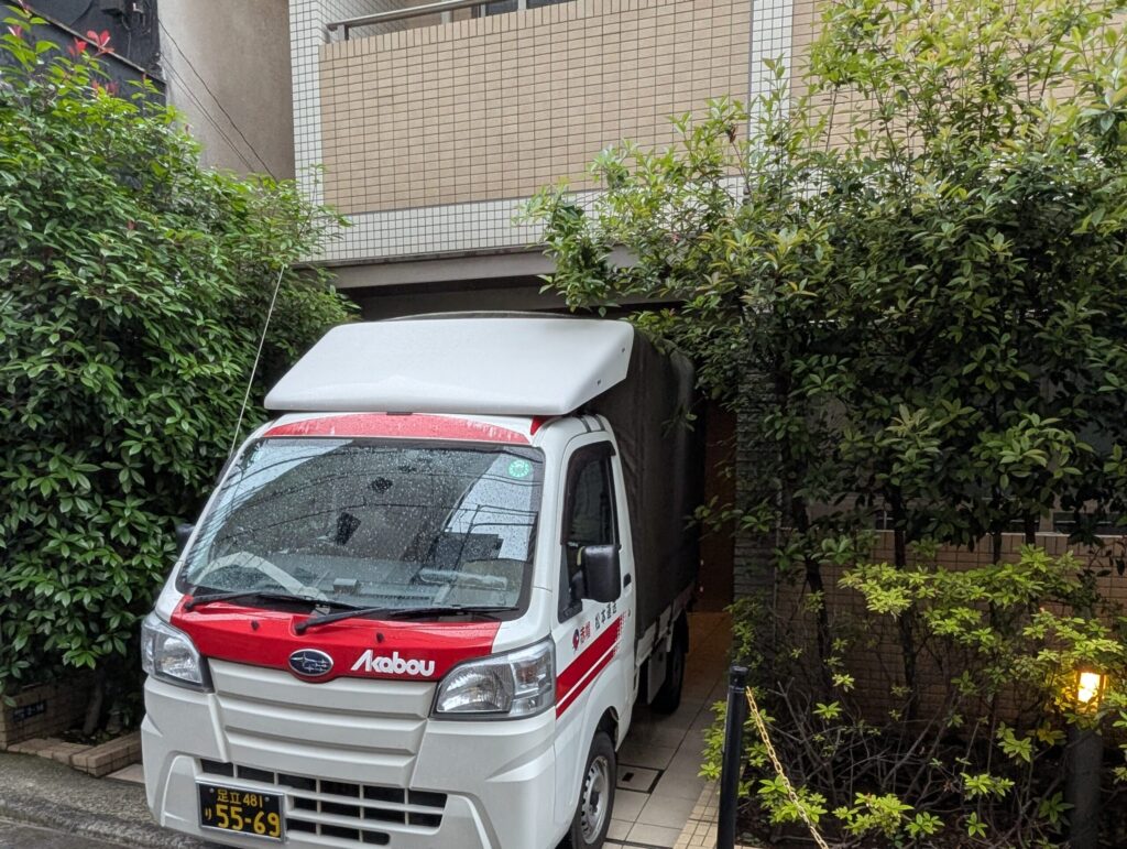 北区のマンションと赤帽松本運送トラック
