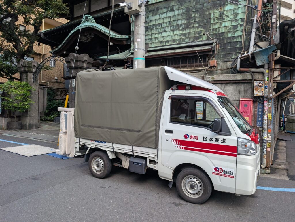 築地市場場外内での赤帽松本運送の荷下ろし状況