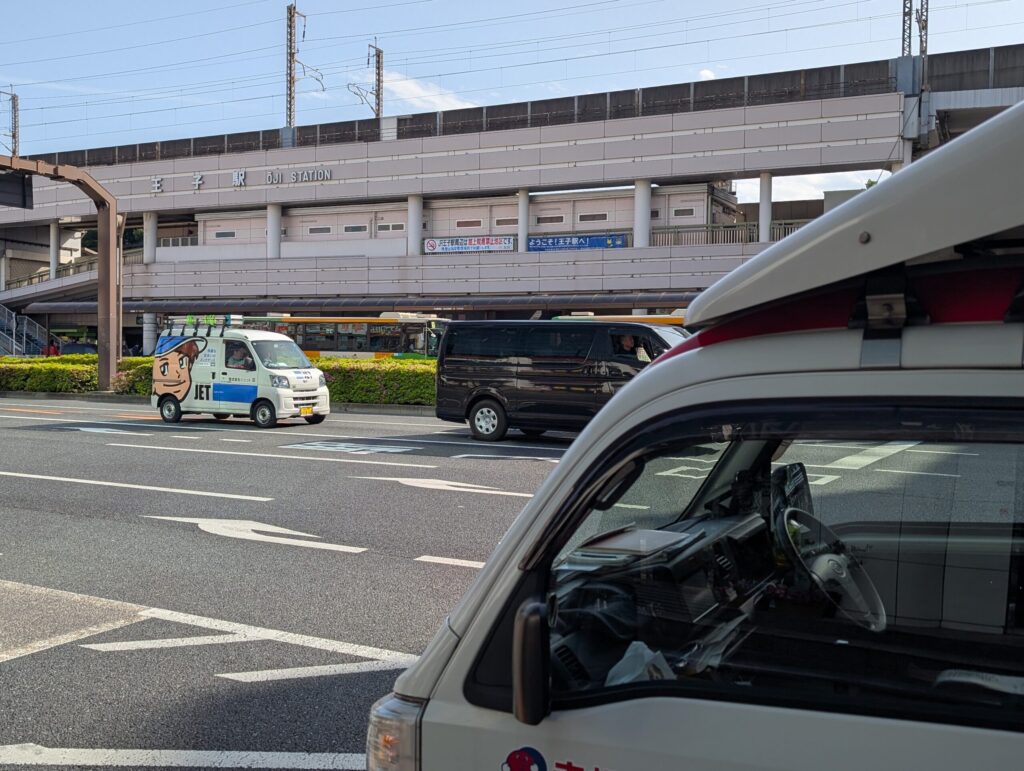 王子駅と赤帽松本運送トラック