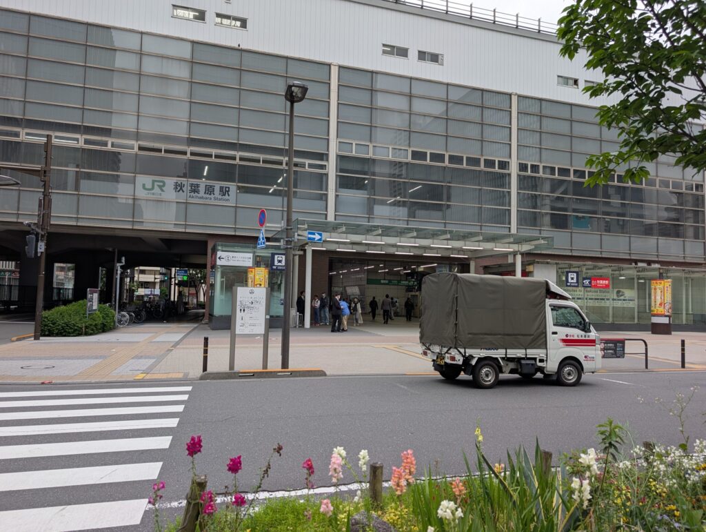 秋葉原駅と赤帽松本運送トラック