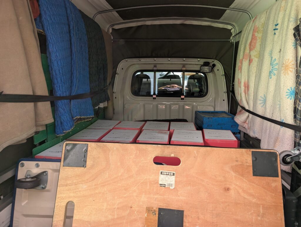 書類を積んだ荷台の様子