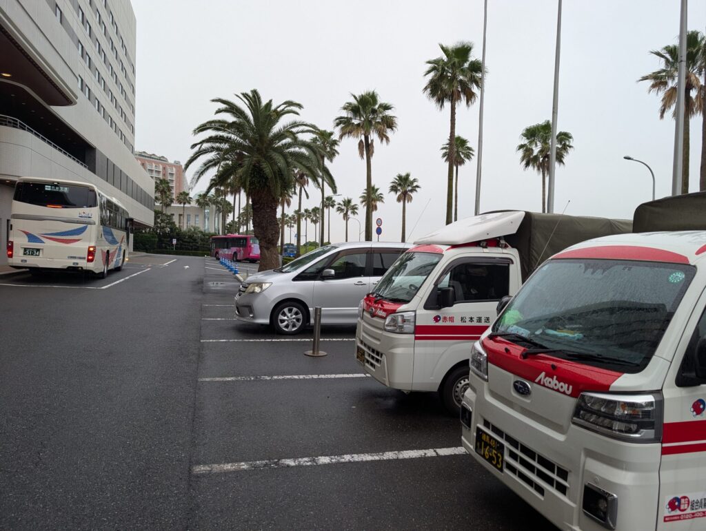 浦安舞浜ホテル駐車場での赤帽松本運送トラックと仲間のトラック