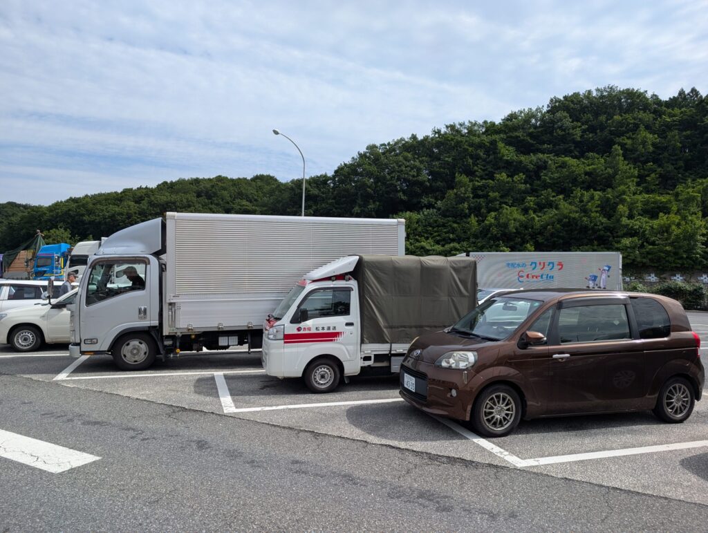 高速道路のパーキングで休憩中の赤帽松本運送トラック