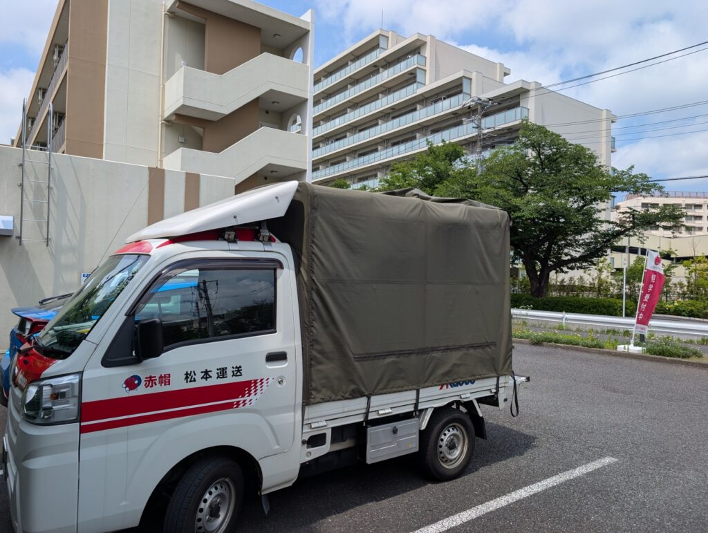 北区の老人ホームと赤帽松本運送トラック