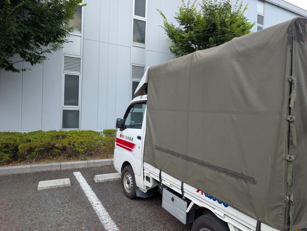 滋賀県草津市内の工場と赤帽松本運送トラック