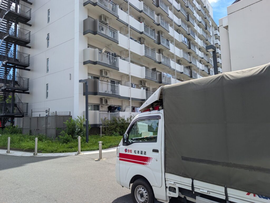 板橋区内のマンションと赤帽松本運送トラック