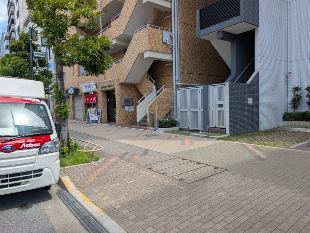 江東区内のマンションと赤帽松本運送トラック