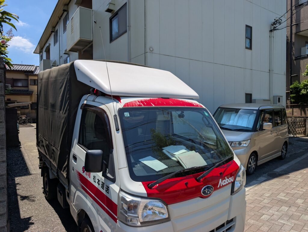 川口市のマンション(着地)と赤帽松本運送トラック