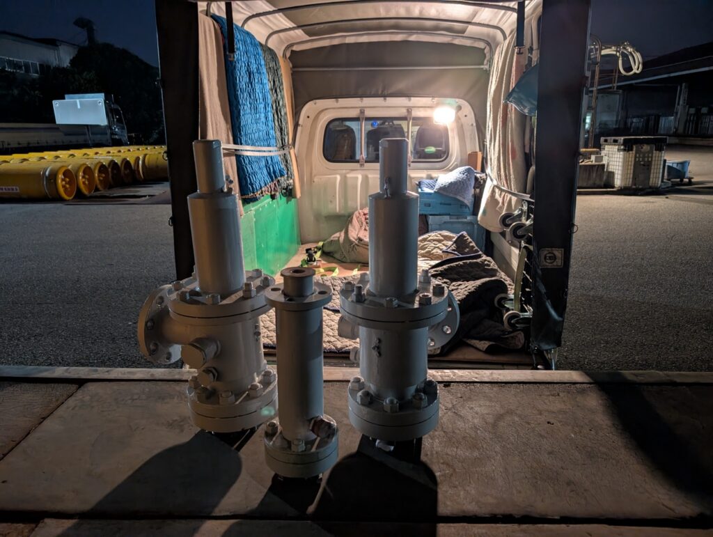 早朝4時、埼玉県幸手市の工場で安全弁を引き取りトラックに積みこみ前の様子(暗がり)