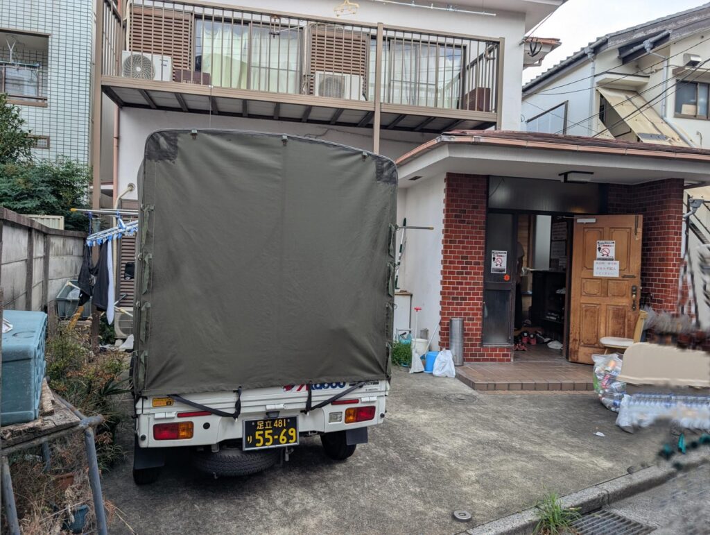 文京区のシェアハウス前に停車する赤帽トラック