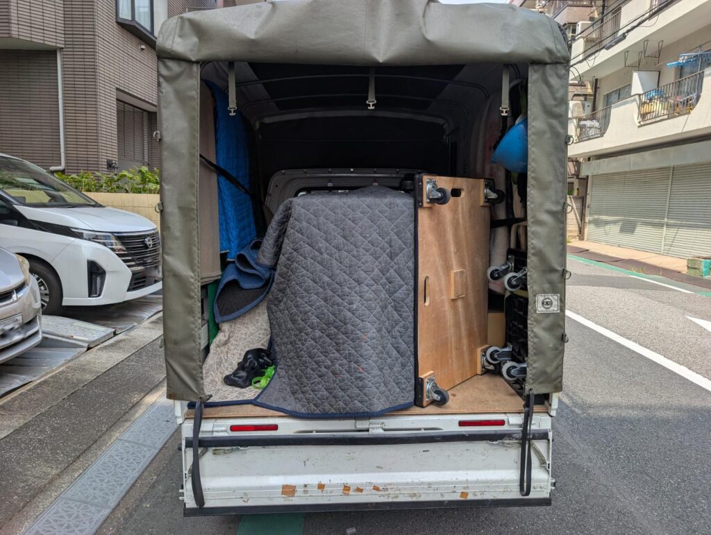 トランクルームに搬入した荷物の様子。家具や家電をしっかり固定して積載。