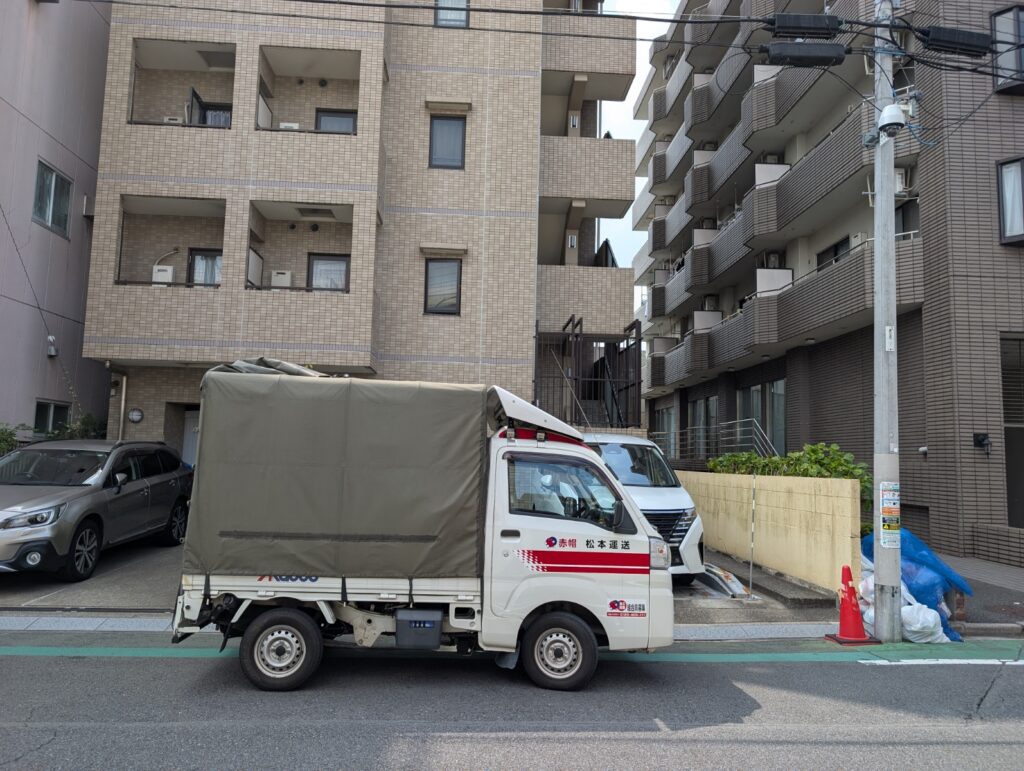 荒川区内のマンション前に停車中の赤帽松本運送のトラック