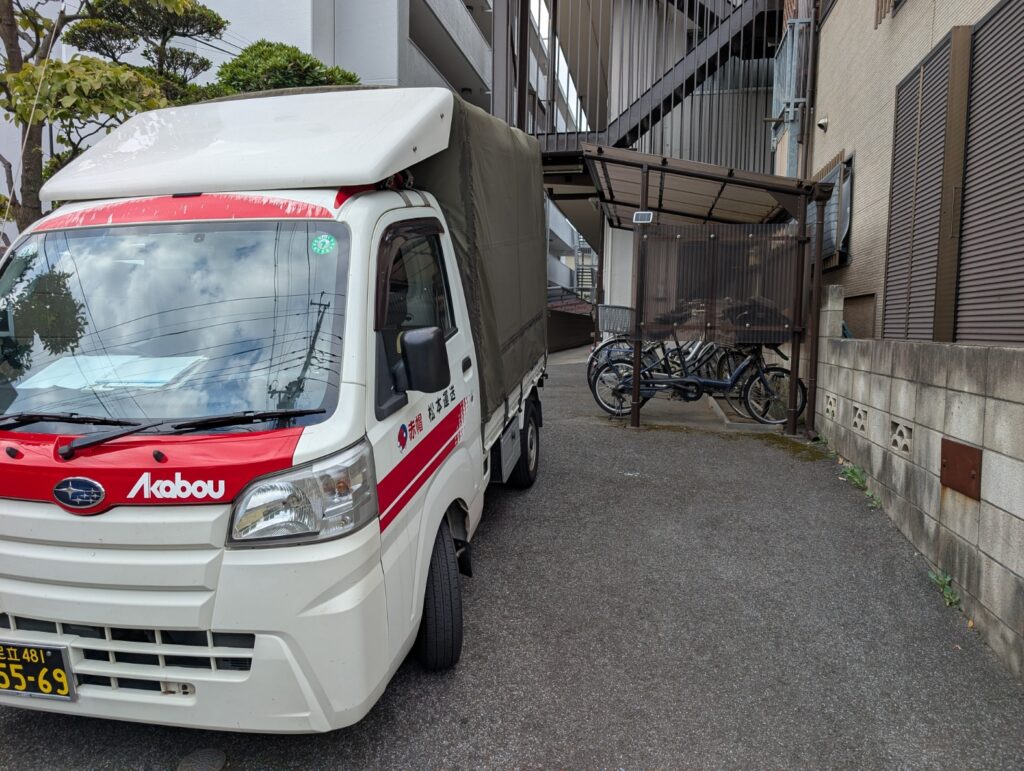 川口市のマンション前に停車する赤帽松本運送のトラック