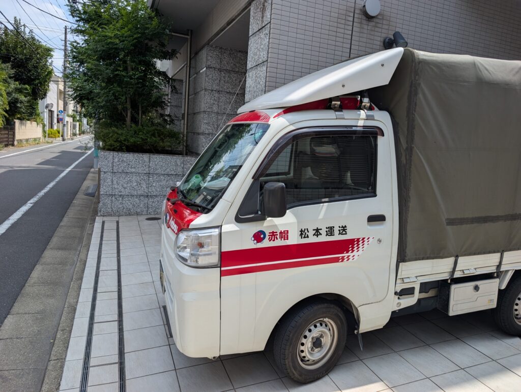 文京区マンション前に停車する赤帽松本運送の車両