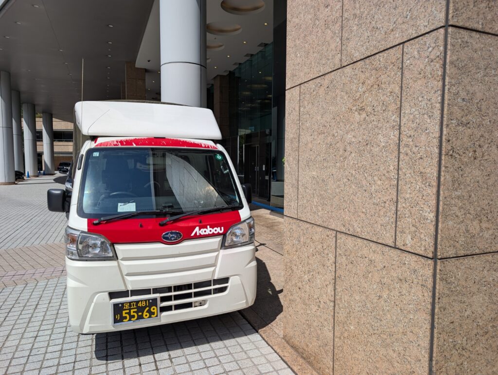 文京区内のホテル前に到着した赤帽の車両
