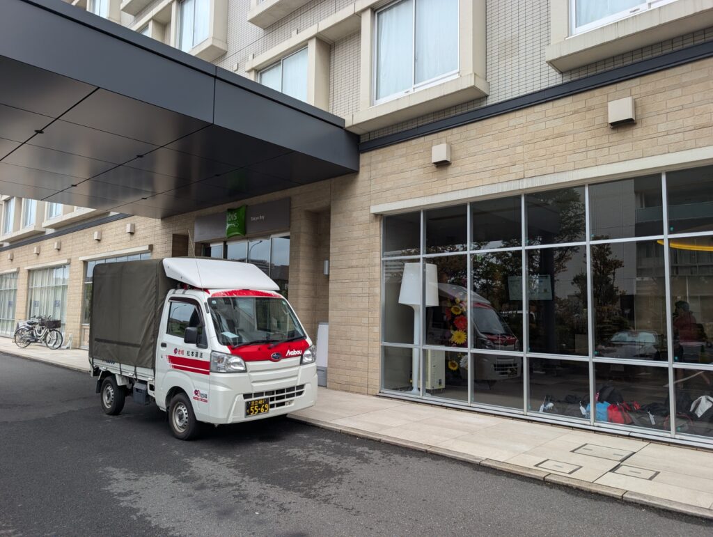 浦安市内のホテル前に到着した赤帽の車両