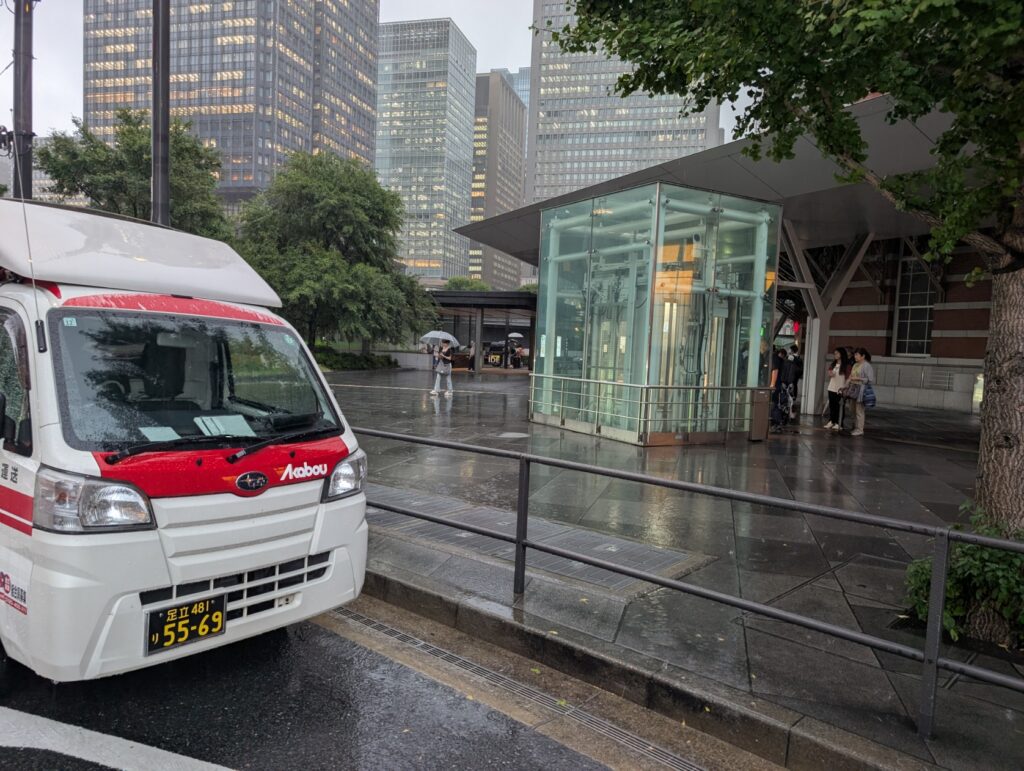 東京駅丸の内南口前に到着した赤帽松本運送の車両