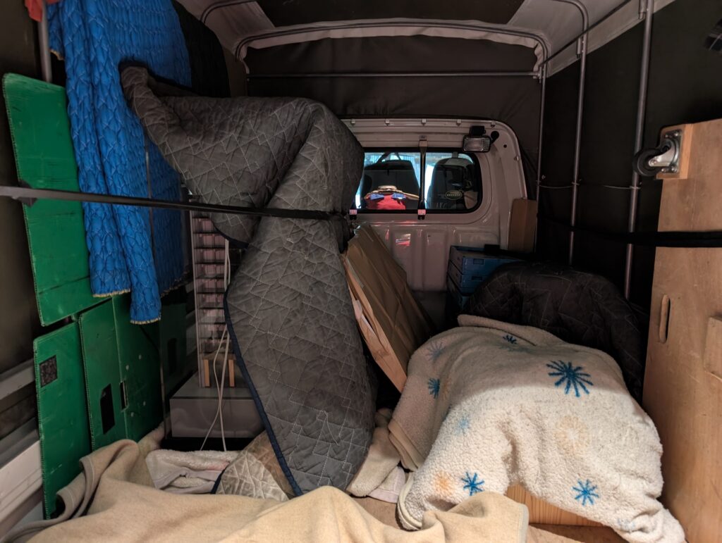 建築模型の積込み例(丁寧に養生しています)