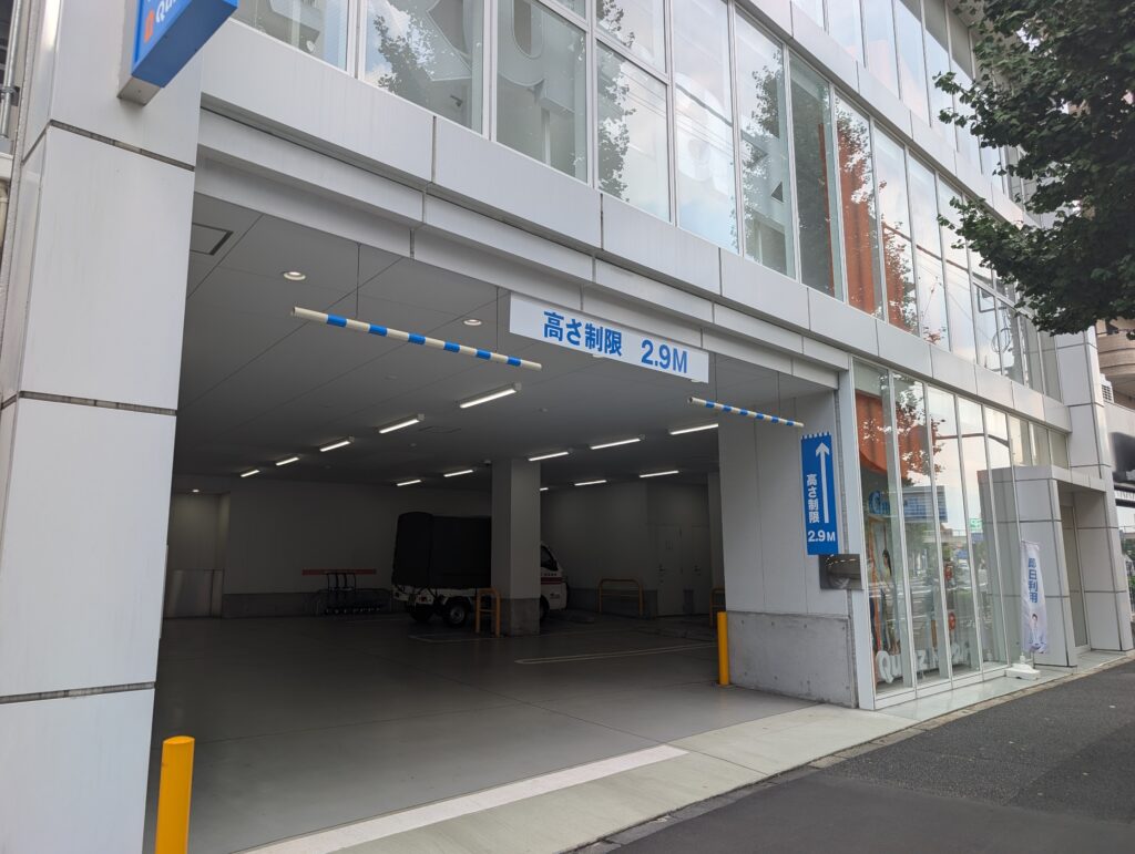 高さ制限2.9mのトランクルーム駐車場入口