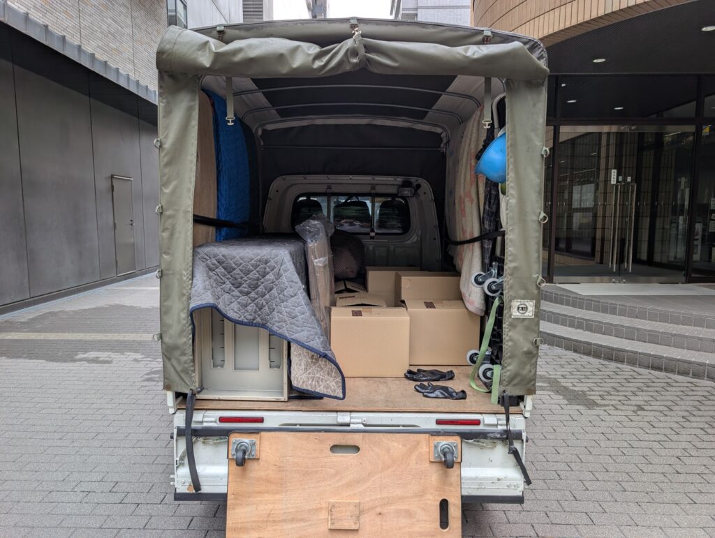 ロッカーと書籍・資料を段ボールに詰めて積み込んだ荷台の様子