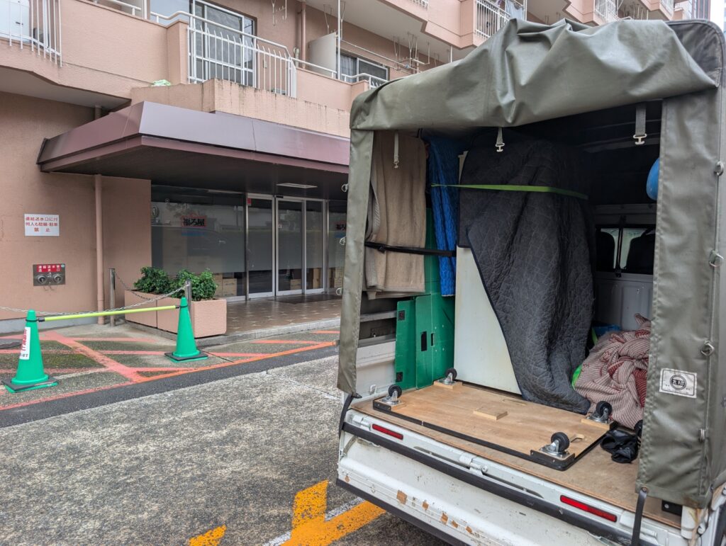 中央区マンション内に停車した赤帽松本運送のトラック