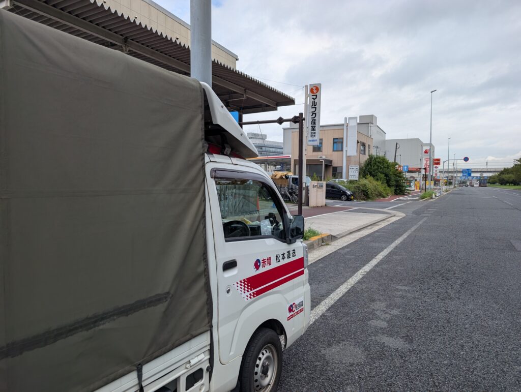 江東区新木場の家電リサイクル受付施設前に停車した赤帽トラック