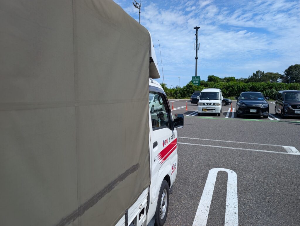 滋賀県・大津サービスエリアで休憩中の赤帽松本運送の軽トラックと周囲の様子