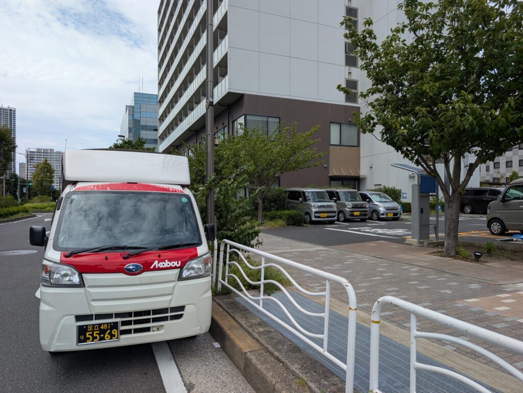 江東区の学生寮前にて搬入前のトラック