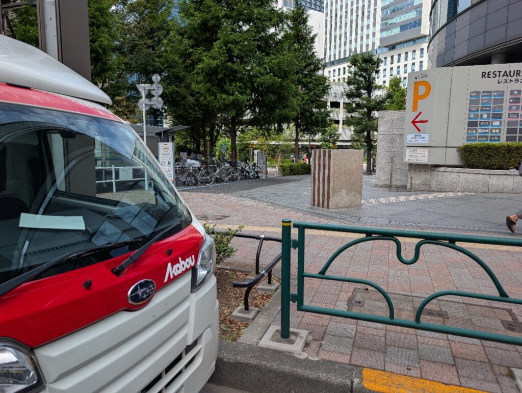 西新宿アイランドタワー前に停車した赤帽車