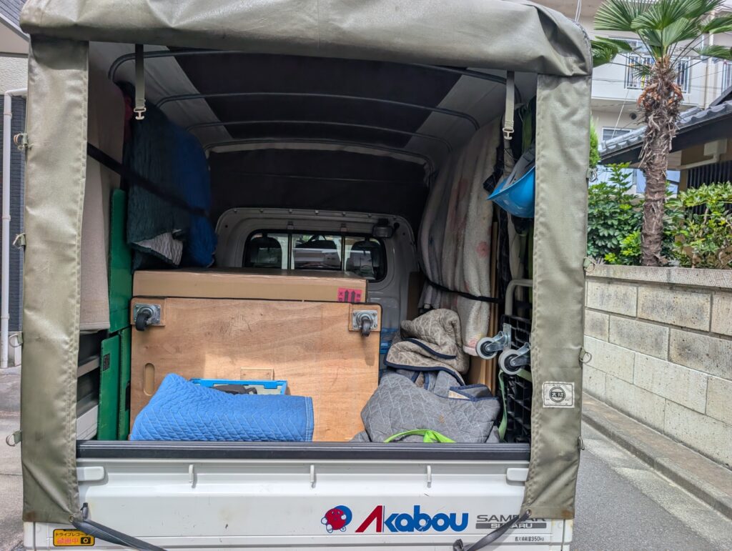建築模型を固定して積込んだ荷台の様子