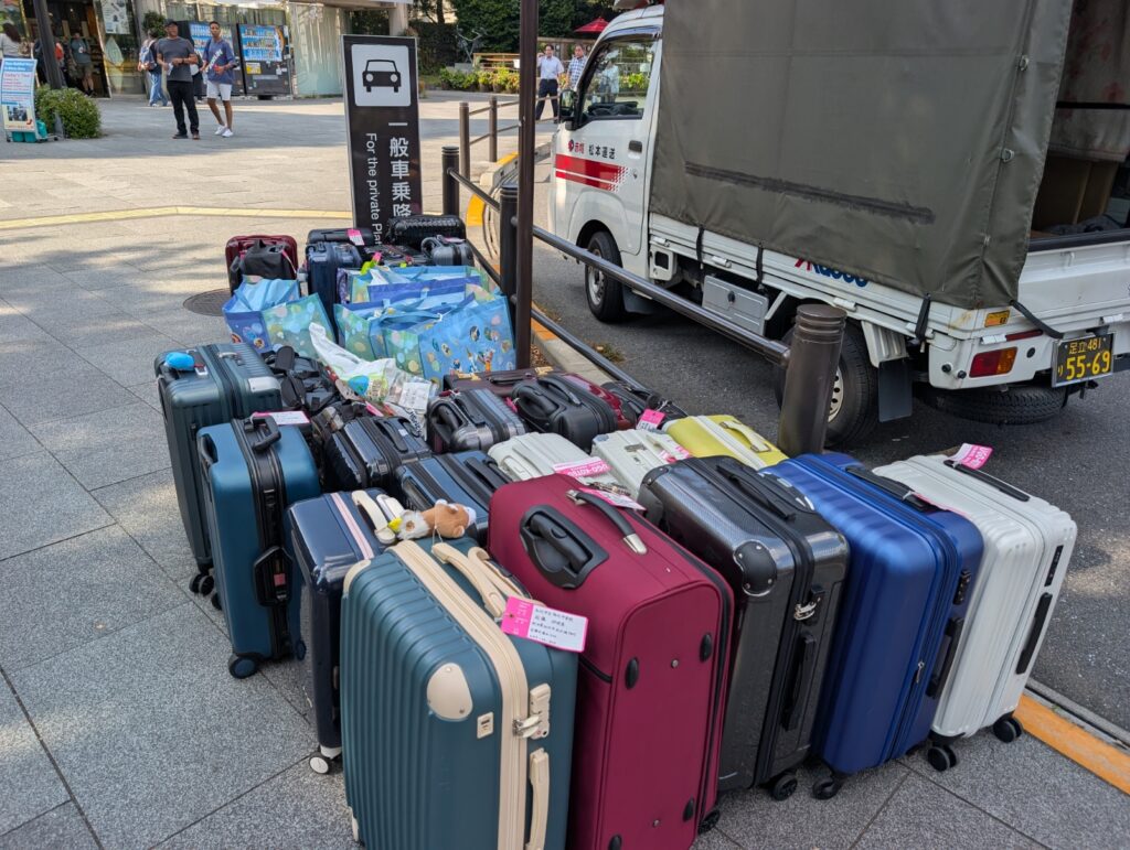カバンを下ろして引き渡し準備