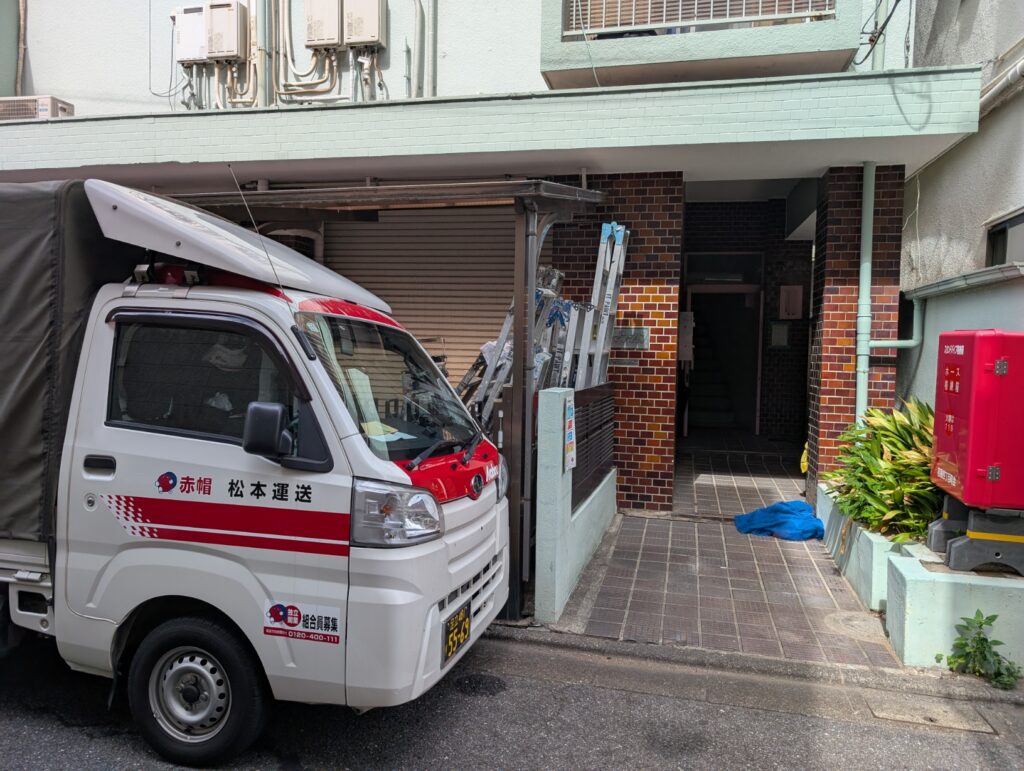 墨田区マンション前に停車した赤帽トラック