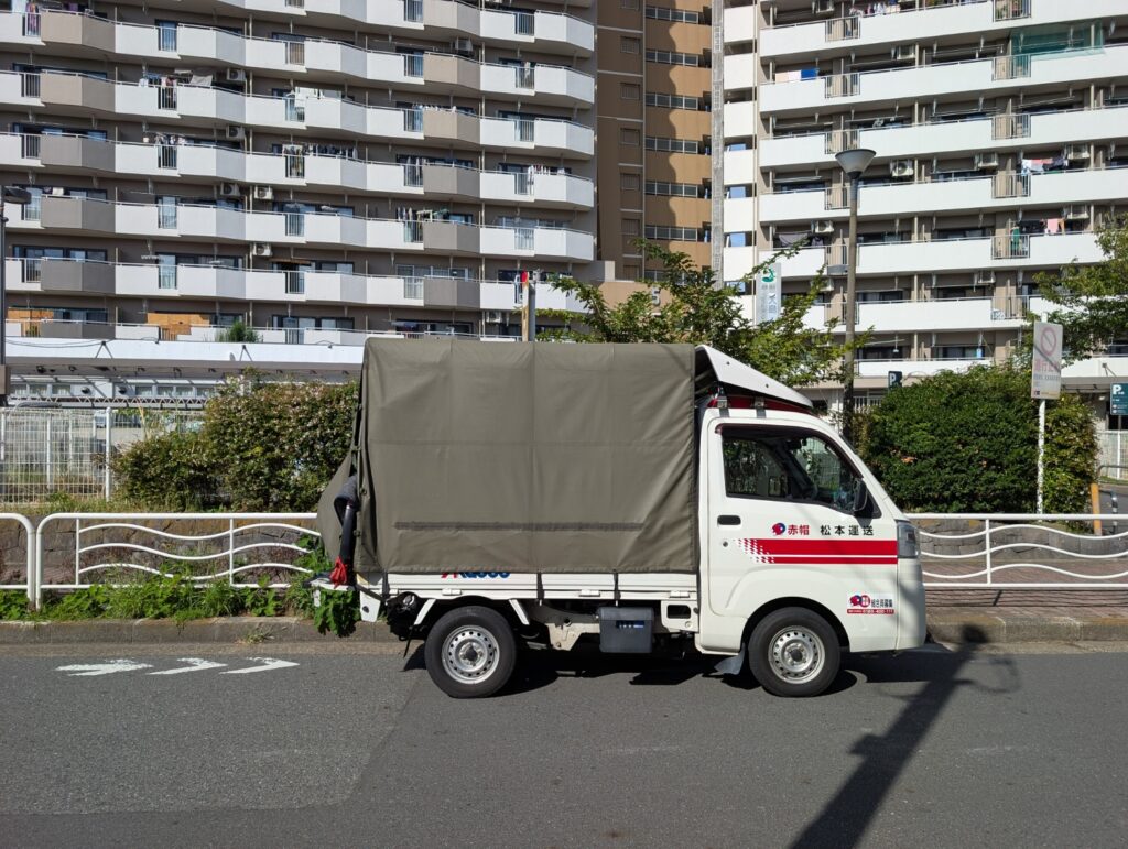 江東区URマンション前に到着した、赤帽松本運送トラック