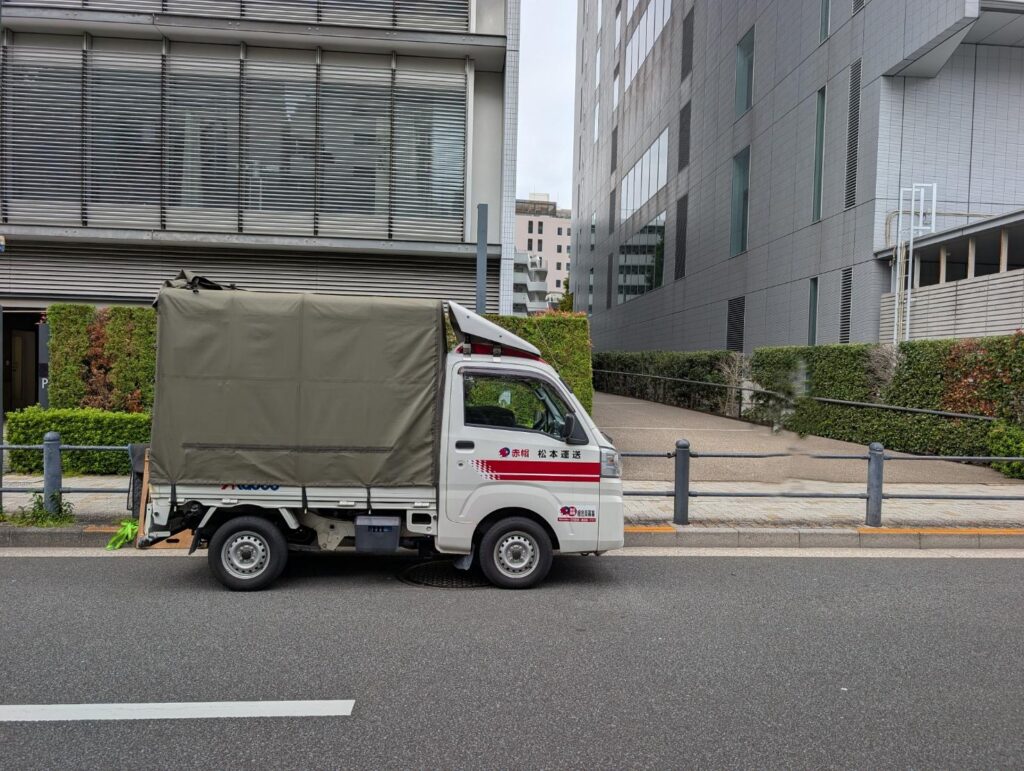 設計事務所前で建築模型を積込み