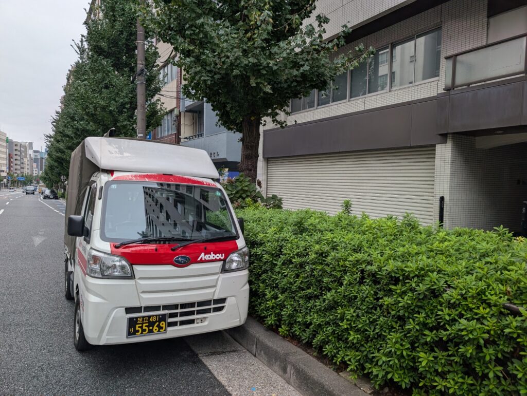 文京区の会社前に停車する赤帽松本運送トラック