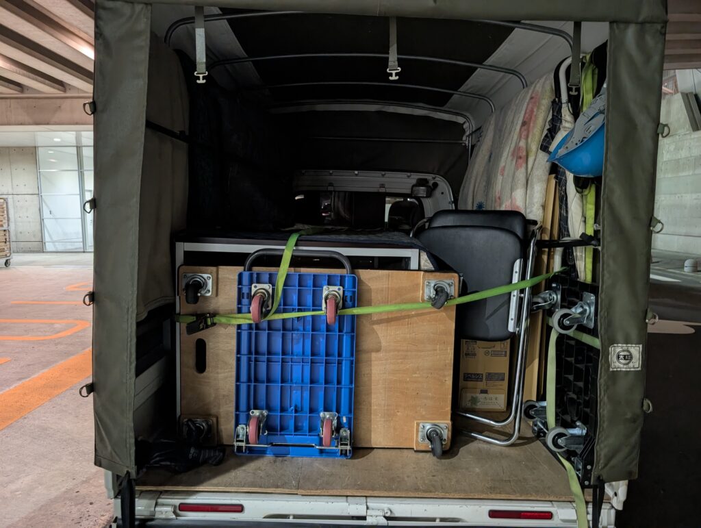撤収されたイベント機材を積み込んだ赤帽車の荷室