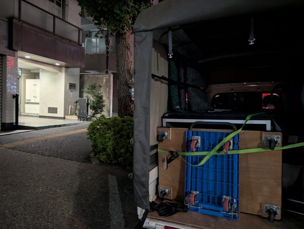 文京区の会社前に搬出荷物を届けた赤帽トラック