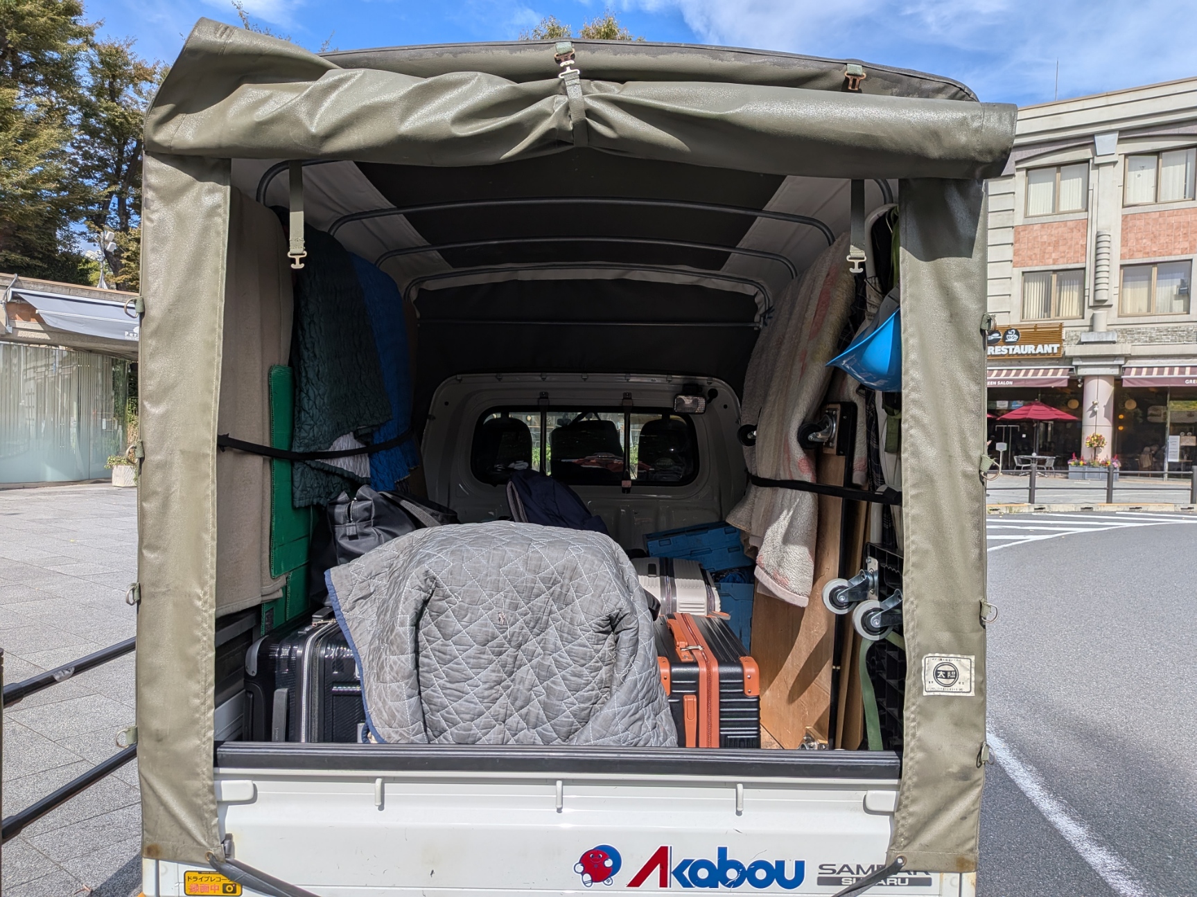 荷物を丁寧に積み込んだ赤帽トラックの荷台内部