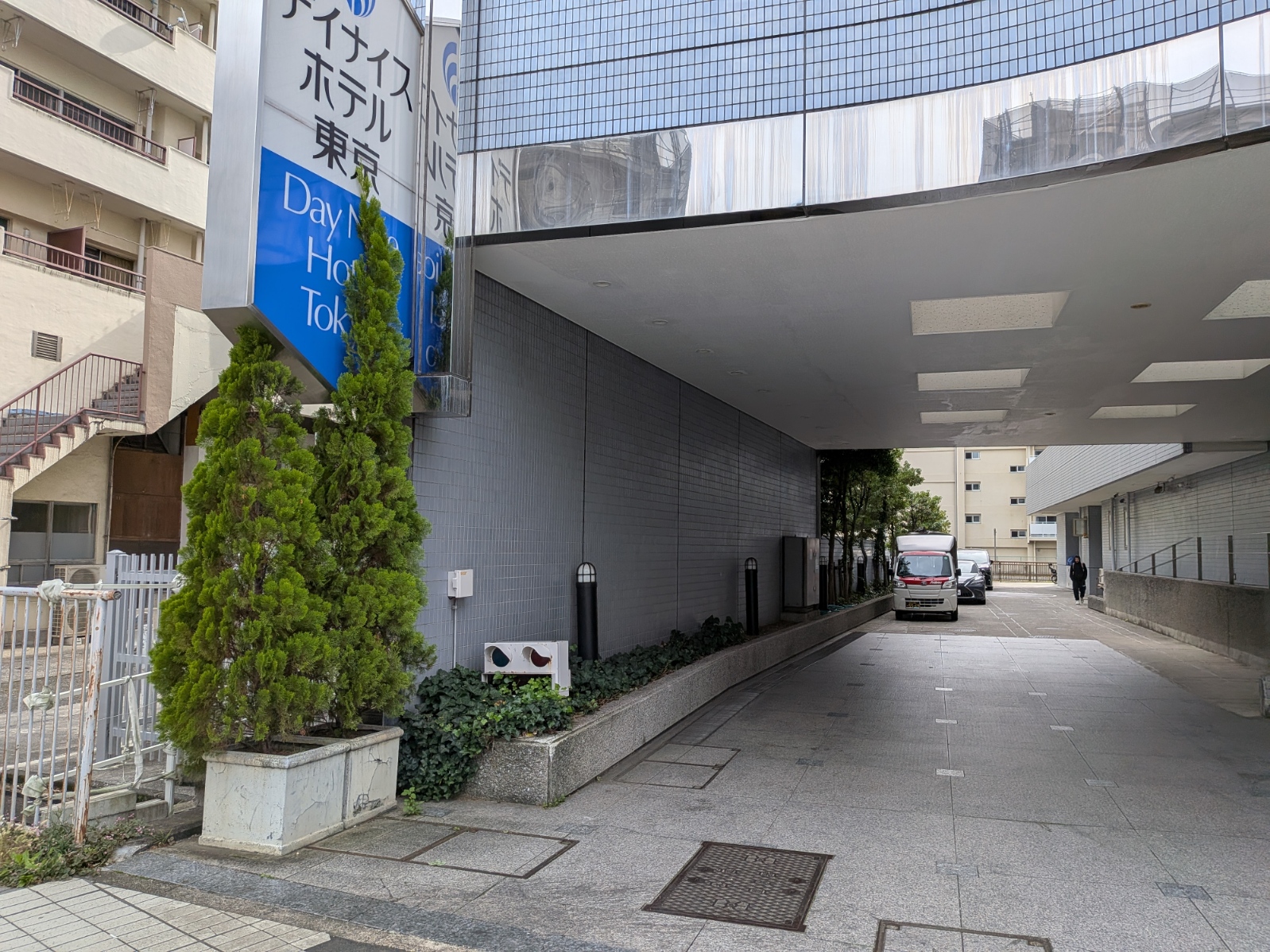 江東区のホテルに到着した赤帽トラック