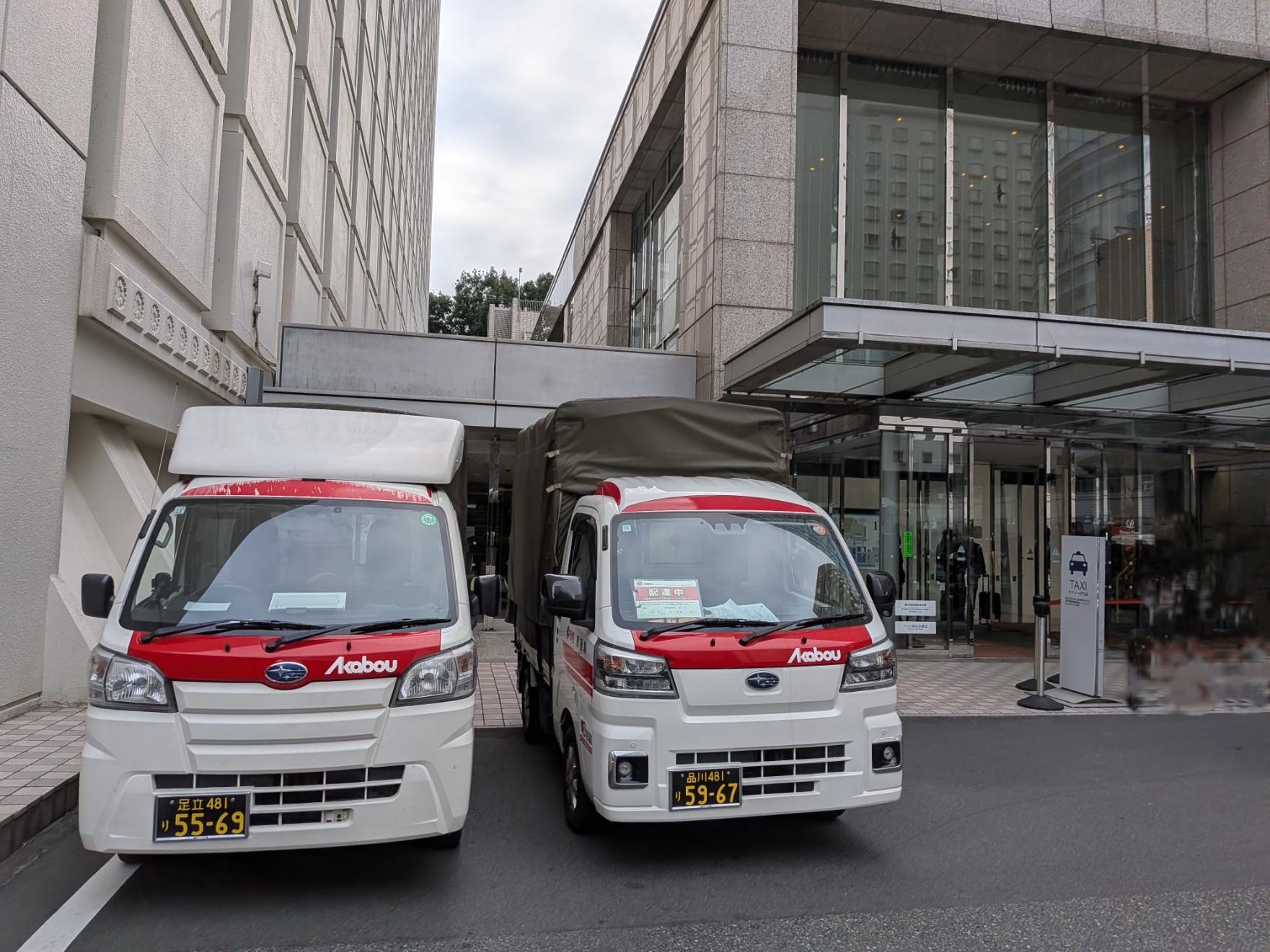 港区のホテル前で2台口で対応する赤帽トラック