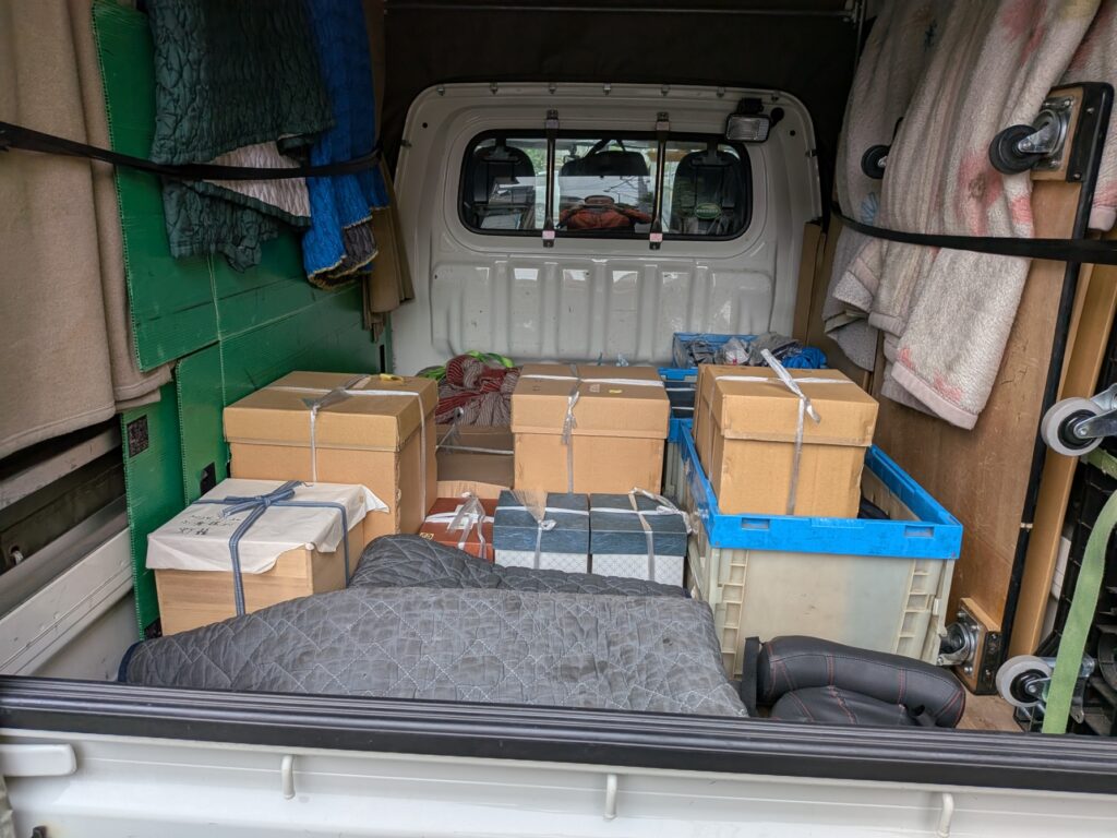 花器の積込みの様子