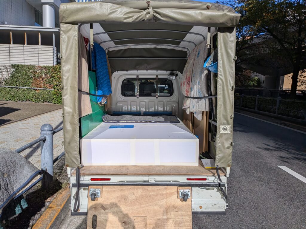 建築模型を保護して荷台に積載した赤帽トラックの様子