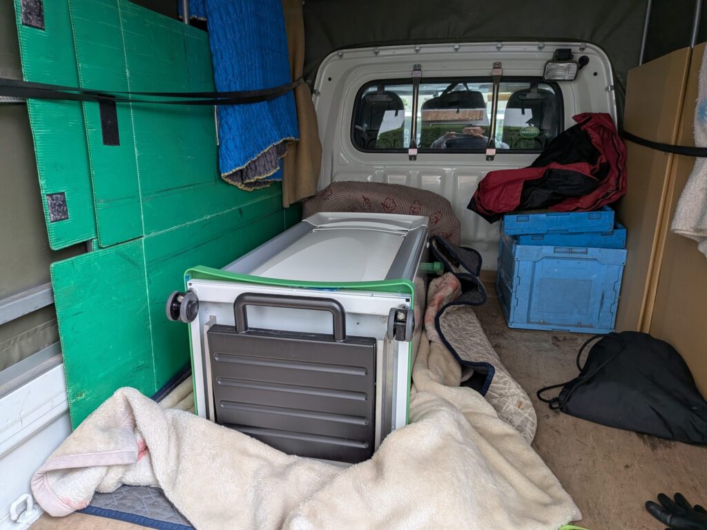 横に寝かせて安全に積載した電気治療機器