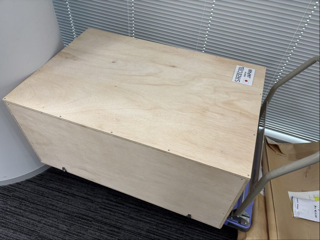 納品先で台車に載せられた木箱(中にジオラマ模型)