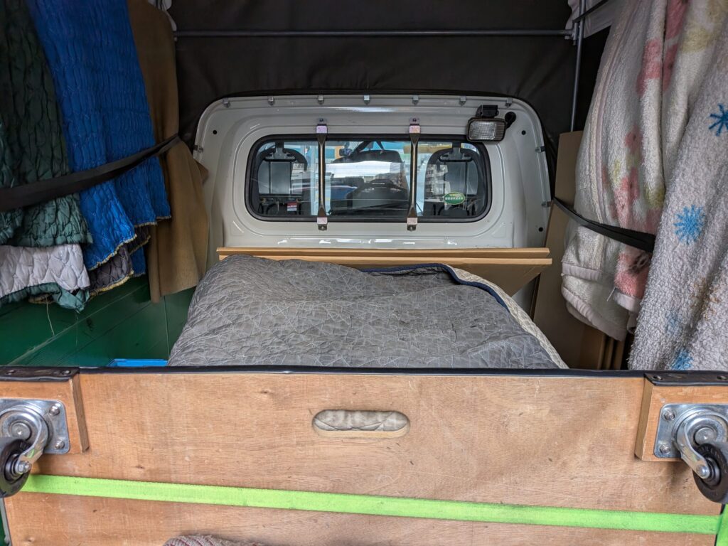 キルティングパットで養生された木箱の上部