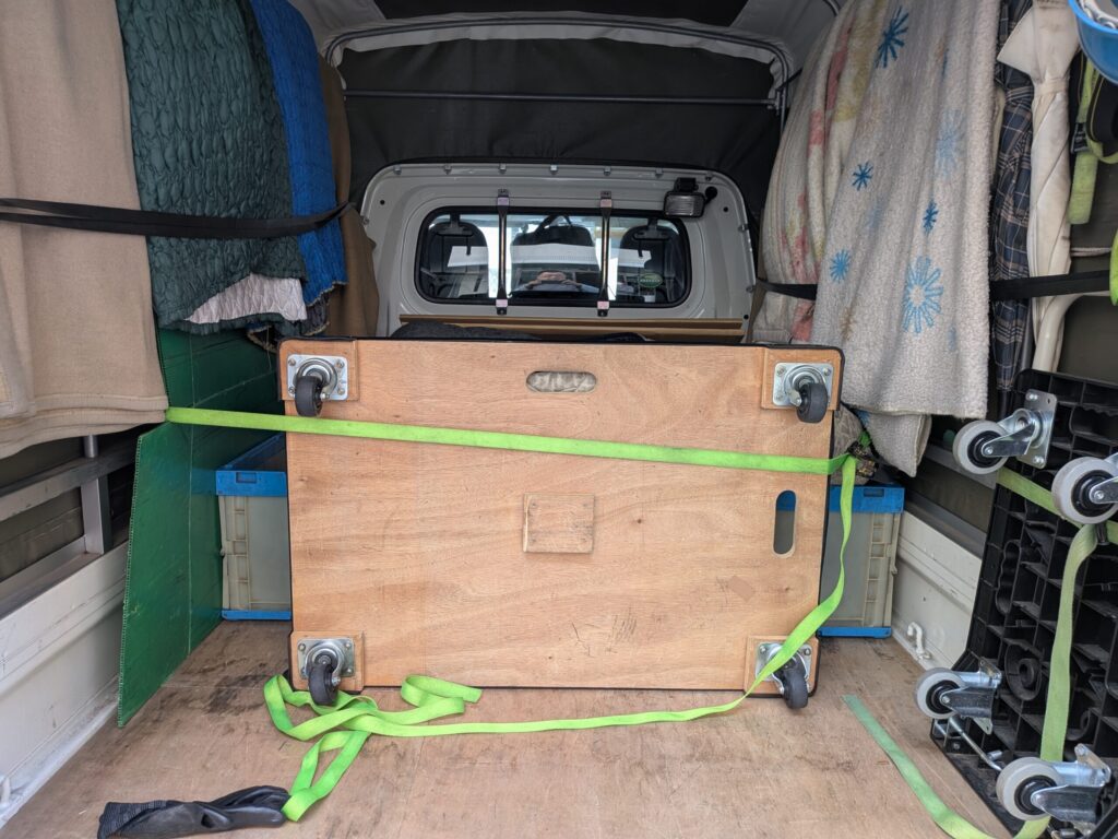 木箱を横にしてラッシングベルトで固定した様子