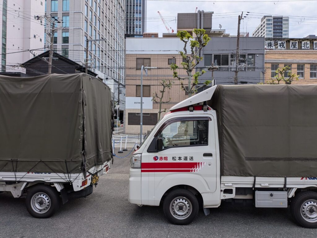 大阪で並んだ2台の赤帽トラック