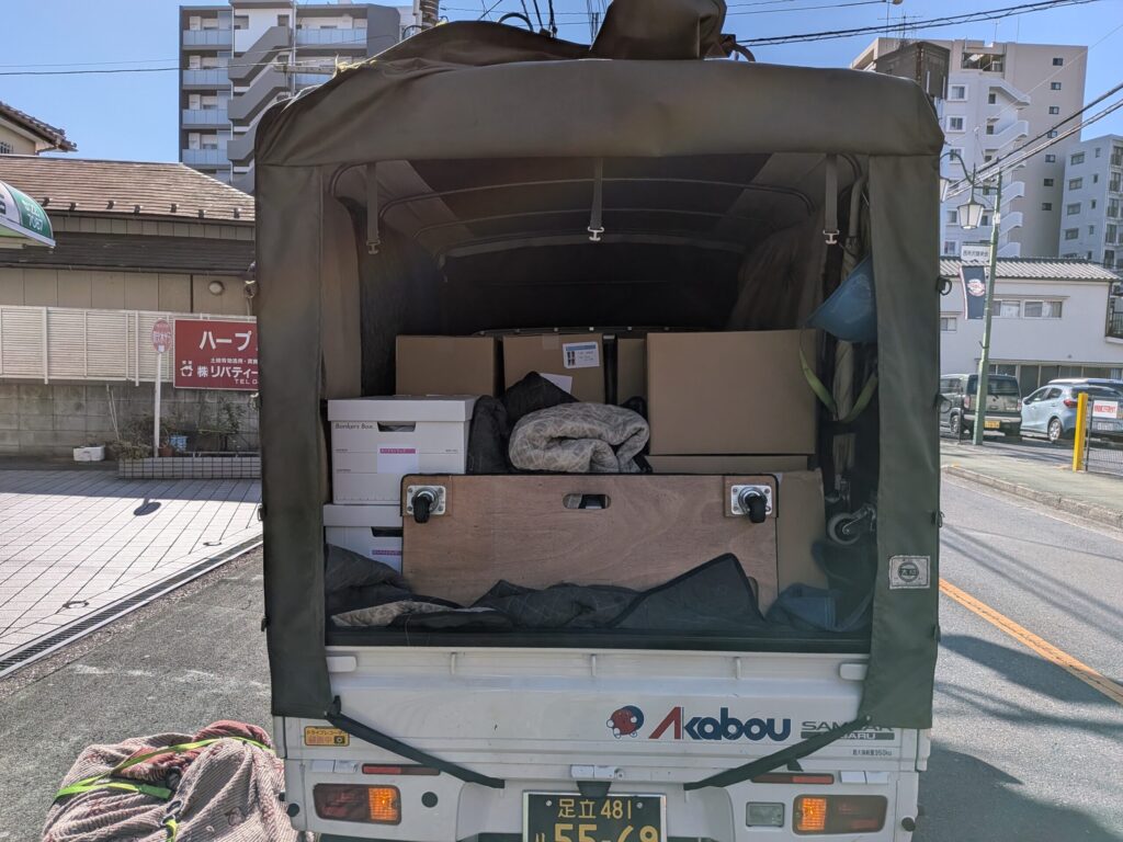 所沢市内の倉庫へ運んだ商品や段ボールの積込みの様子